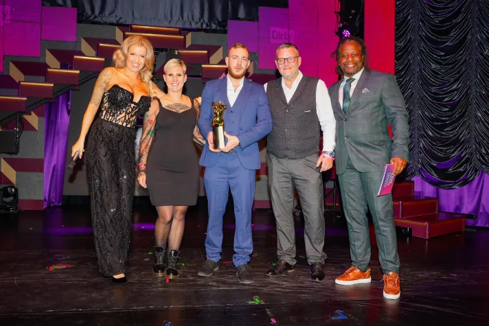 Famez triumphiert beim Venus Award 2024: Dreifacher Sieg und ein Engel auf dem roten Teppich Bild: Famez triumphiert beim Venus Award 2024: Dreifacher Sieg und ein Engel auf dem roten Teppich