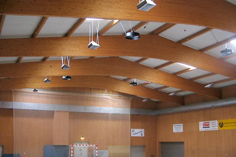 Bild: Industrie-Deckenventilatoren in neuer Studie zu Hallenheizungen positiv bewertet