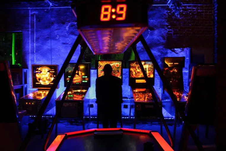 Begeisterte Mitarbeiter spielen Pac-Man. on the rock erfindet „Retro Gaming“ in eigener Spielelounge. Bild: Begeisterte Mitarbeiter spielen Pac-Man. on the rock erfindet „Retro Gaming“ in eigener Spielelounge.