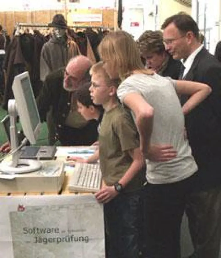 Herr Zinsmeister, Ausbildungsleiter vom Jägerverein München-Land e.V., hilft beim Beantworten der Prüfungsfragen.