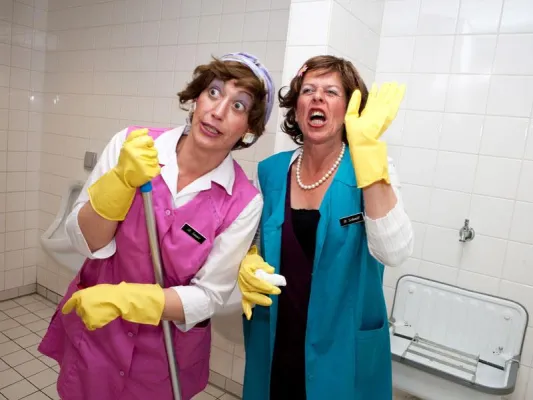 Bild: Zwei schräge Putzfrauen begeistern Gäste als WC-Perlen mit Charme und Biss