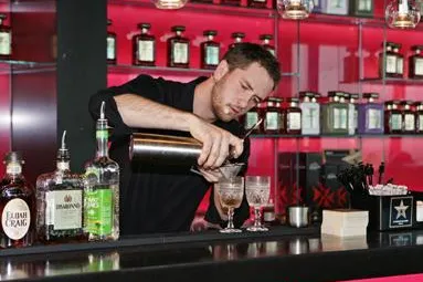 Bild: Bartender Sebastian Böhme siegt beim „Disaronno Mixing Star“ casting in Berlin