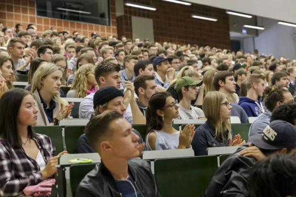 Bild: Begrüßung von rund 2700 Erstsemesterstudierenden an der OTH Regensburg