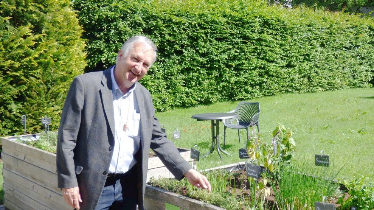 Kolping-Präses Wolfgang Kretschmer im Klostergarten der KurOase im Kloster