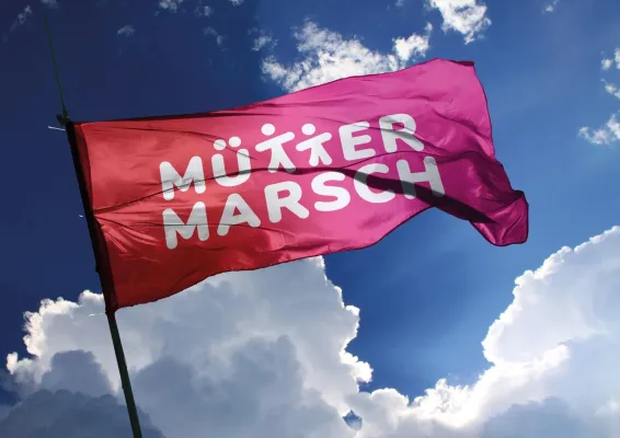 Bild: Müttermarsch. Kinder sind die Zukunft? Dann müssen Mütter auch eine haben