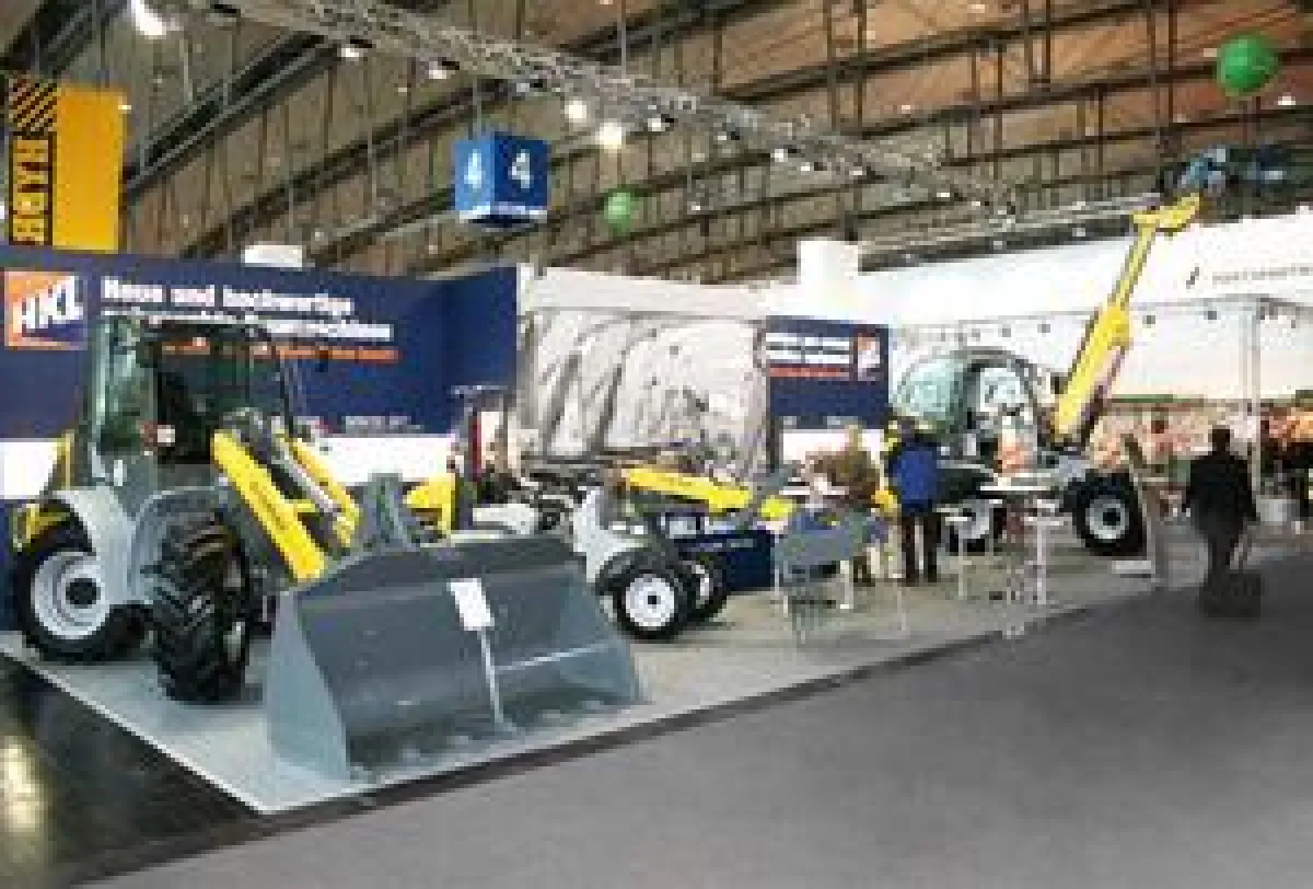 HKL präsentiert auf der Agritechnica 2011 neue und gebrauchte Baumaschinen, darunter Radlader und Teleskoplader von Kramer.