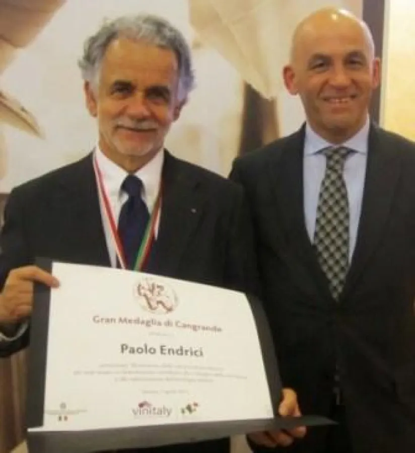 Paolo Endrici bei der Auszeichnung durch den regionalen Landwirtschaftsreferenten Tiziano Mellarini