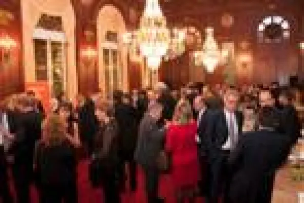 Bild: Trifermed begeht 10-jähriges Firmenjubiläum im Kreise von Führungskräften des Pharmasektors