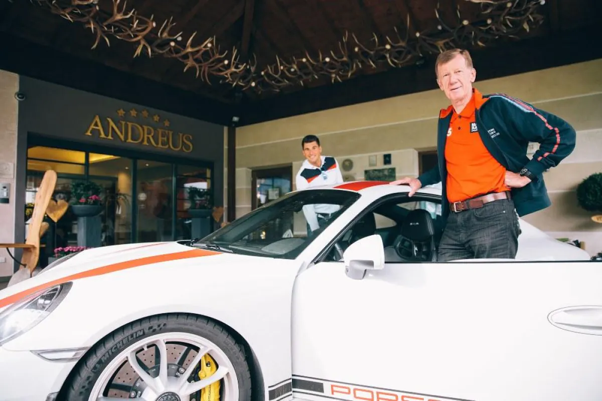 Walter Röhrl mit Andreus Juniorchef Daniel Fink beim Start zum Fahrsicherheitstraining