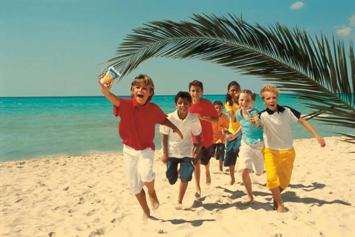 Sommerzeit, Urlaubszeit, Aktiv sein. Mit dem ersten internationalen Capri-Camp auf Lanzarote steht Capri-Sonne Eltern und Kindern mit spannenden Bewegungs- und Ernährungskursen aktiv zur Seite.