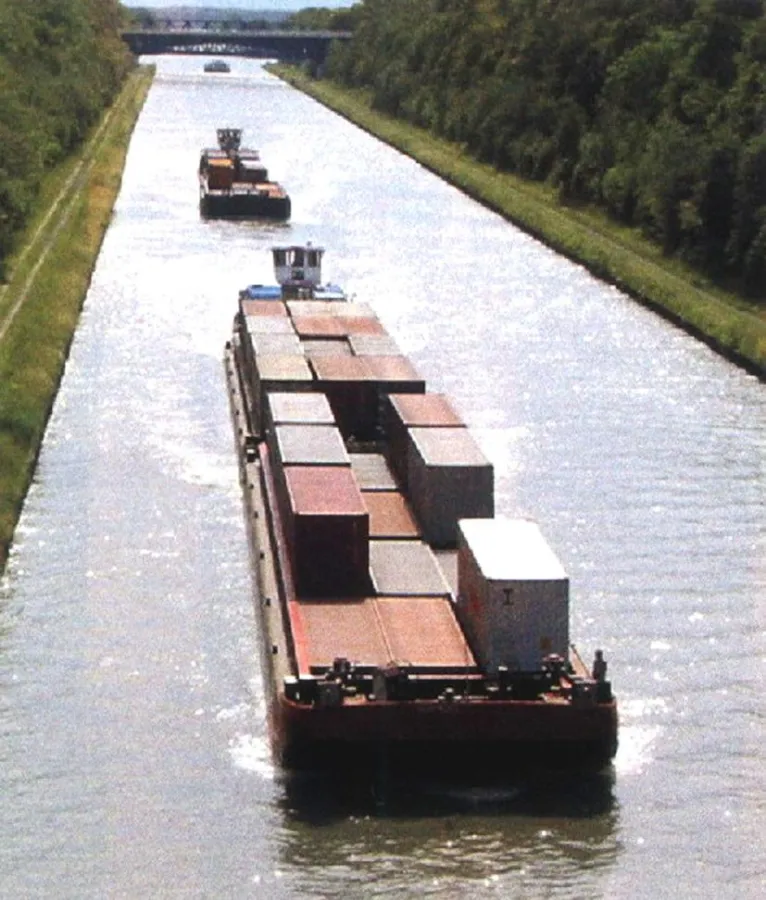 Containerschiff der Deutschen Binnenreederei AG