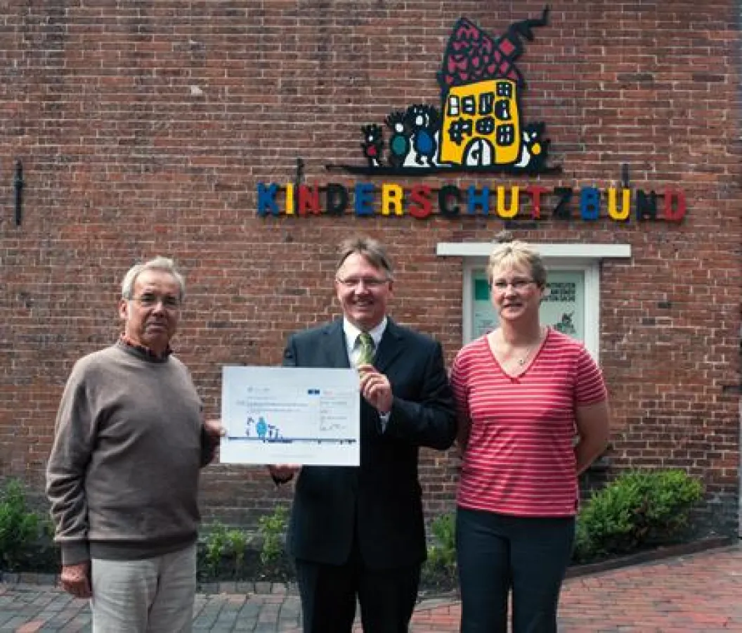 selectIT4 Geschäftsführer Uwe Mendera (mitte)  überreichte die Spende an Klaus Hinzpeter und Gudrun Schulte vom Kinderschutzbund