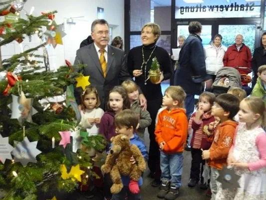 Erster Weihnachtswunschbaum in Korschenbroich - Bürgermeister Heinz Josef Dick übernimmt Schirmherrschaft Bild: Erster Weihnachtswunschbaum in Korschenbroich - Bürgermeister Heinz Josef Dick übernimmt Schirmherrschaft
