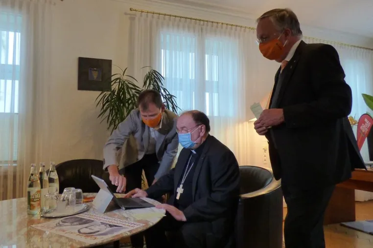 Bild: Bischof Dr. Bertram Meier unterstützt Petition zur Heiligsprechung Adolph Kolpings