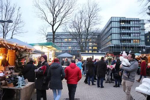 Bild: Viele Besucher beim Weihnachtsdorf am Klinikum Lüdenscheid