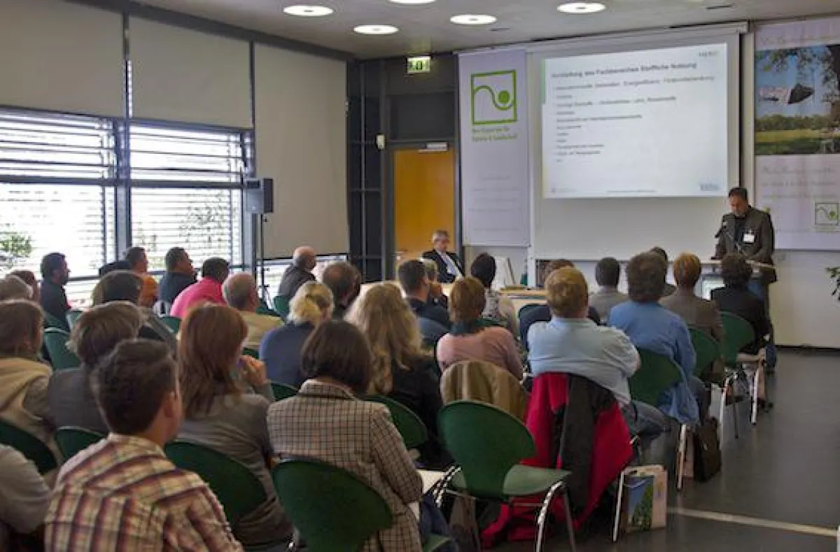 Klaus Diehl vom Kompetenzzentrum HessenRohstoffe referierte über nachwachsende Rohstoffe.