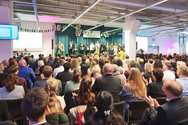 Bild: Feierlicher Abschluss des Jahrgangs 2024 – Absolventinnen und Absolventen der Ernst-Abbe-Hochschule Jena verabschiedet