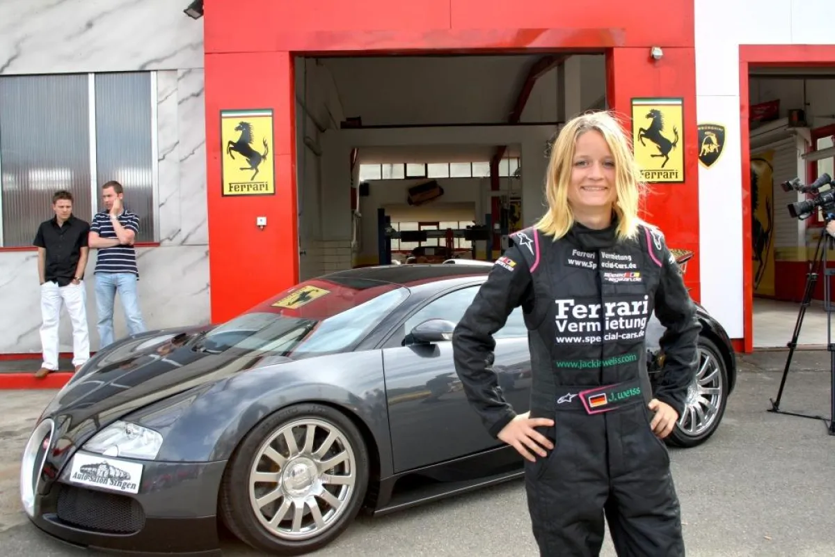 Jackie Weiss während dem Tag der offenen Tür: Unter dem ungewöhnlichem Angebot war auch ein Bugatti mit über 1000PS