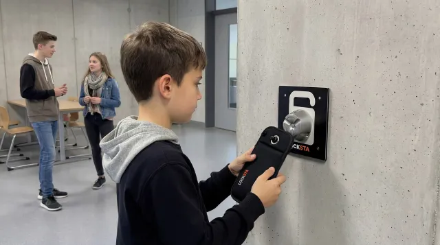 Bild: Handyfreie Zone Schule: Startup LOCKSTA liefert die Antwort auf die Handyverbot-Debatte