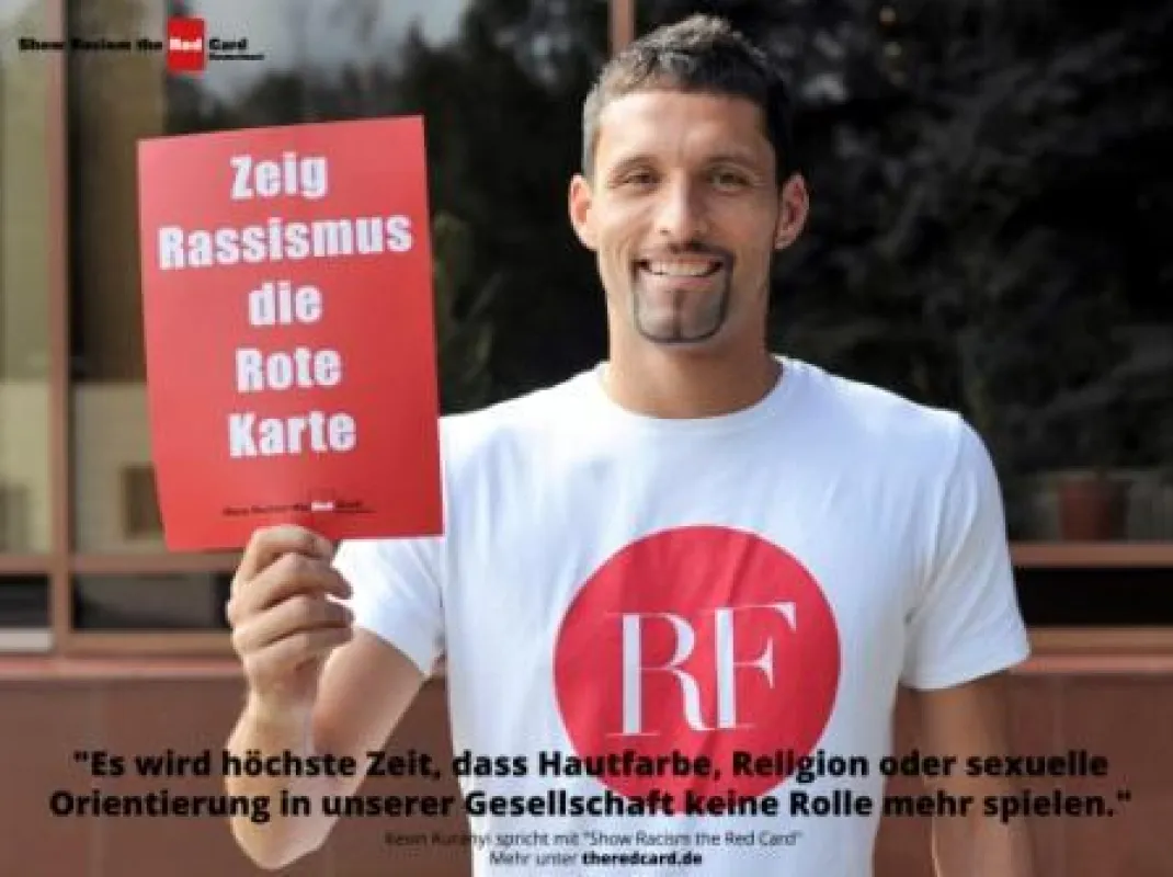 Kevin Kurányi mit der roten Karte gegen Rassismus