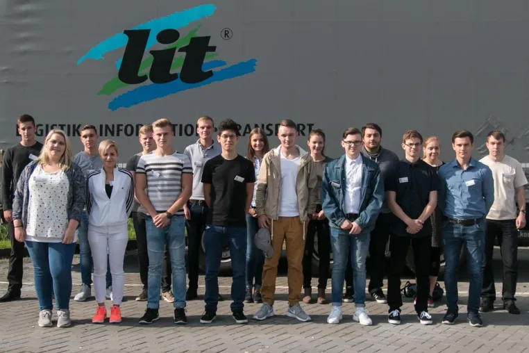 Bild: L.I.T. heißt 17 neue Azubis willkommen