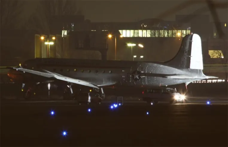 Bild: Viel Betrieb im Flughafen Tempelhof - Rosinenbomber auf dem Rollfeld