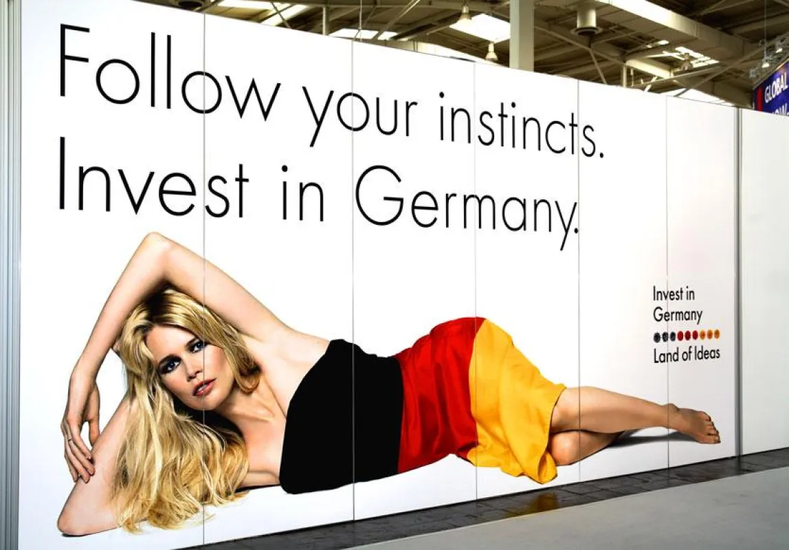 Claudia auf Speed. Die vollflächige Messewand SpeedWall ist nicht nur schön sondern auch rentabel