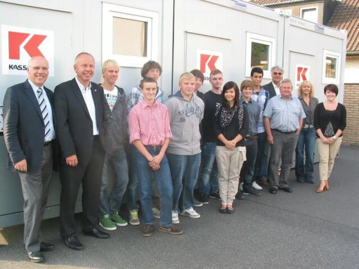 Kassecker-Geschäftsleitung und die für die Ausbildung zuständigen Mitarbeiter empfingen die neuen Azubis am ersten Arbeitstag