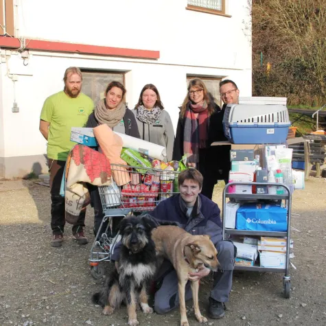 Bild: Praxisdienst überrascht Trierer Tierheim mit Spende