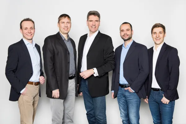 Bild: AXA Versicherungsnehmer profitieren von RECHNUNG.de-Vorfinanzierung