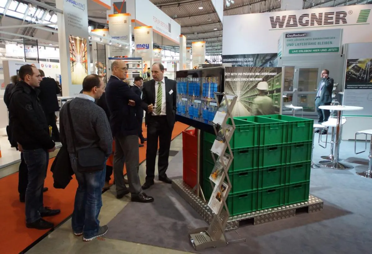Der LogiMAT-Messestand von WAGNER mit KLT-Brandversuchen