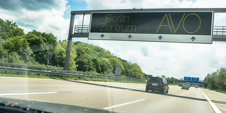Bild: Gemeinsam unterwegs: Straßeninfrastruktur für konventionelle und hochautomatisierte Fahrzeuge