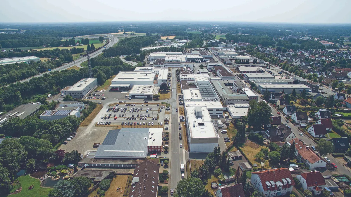 Böllhoff mit Sitz in Bielefeld beschäftigt an 43 Standorten weltweit 3.400 Mitarbeitende. (© Böllhoff)