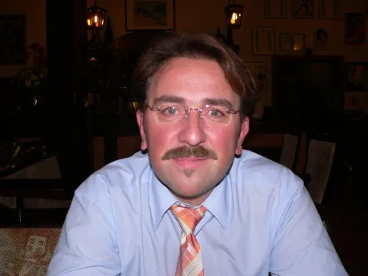 „Produktionsmanager (FH) für Kunststofftechnik“ Stefan Zipfel hat sein Weiterbildungsstudium abgeschlossen Bild: „Produktionsmanager (FH) für Kunststofftechnik“ Stefan Zipfel hat sein Weiterbildungsstudium abgeschlossen