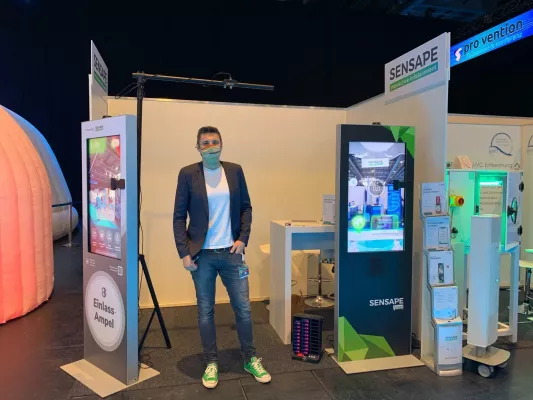 Bild: Digitale Kontaktnachverfolgung und Fiebermessung am Eingang