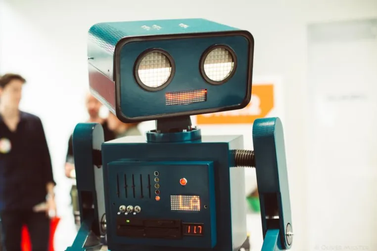 Bild: Mit dem Roboter auf Du und Du: tts zeigt die Trends beim Lernen in der digitalen Arbeitswelt 4.0
