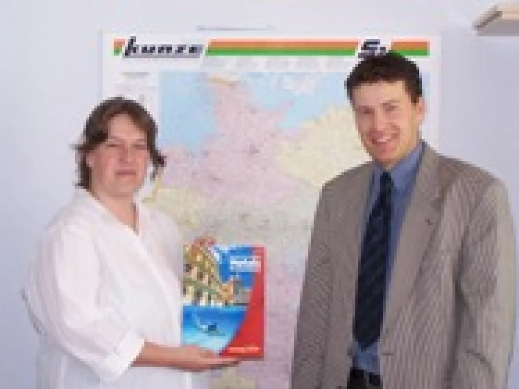 Frau Reinert mit Herrn Grauss bei der Übergabe