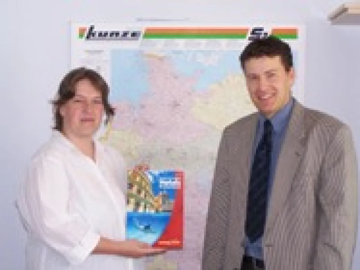 Frau Reinert mit Herrn Grauss bei der Übergabe