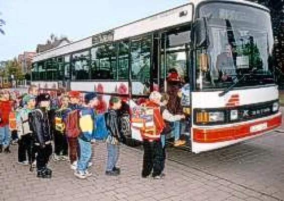 JuLis fordern mehr Sicherheit in Schulbussen Bild: JuLis fordern mehr Sicherheit in Schulbussen