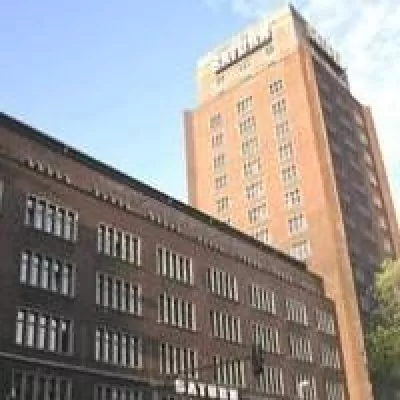 Bild: SATURN am Hansaring in Köln vermarktet Heimkino - LCD Fernseher von Phillips im Angebot