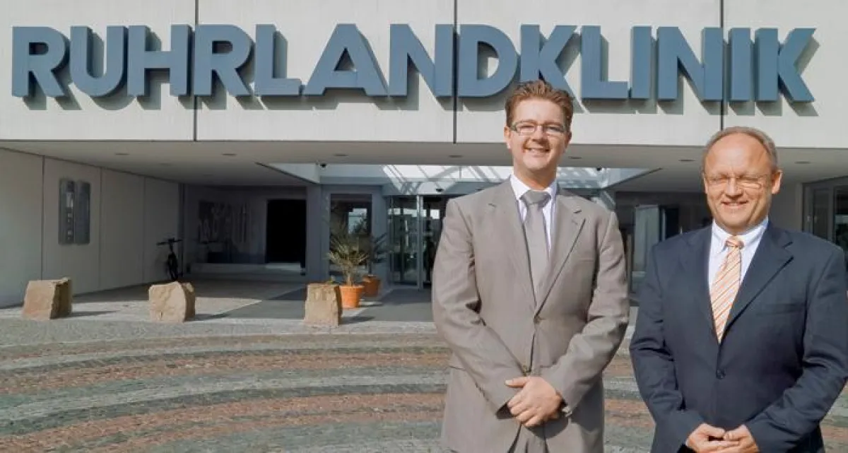 Björn Langer (links) und Hans-Jürgen Huber (rechts) nach erfolgreicher Übergabe der neuen Glasfaseranbindung.