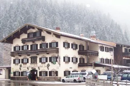Neuer Eigentümer für das Traditionshotel "Zur Post" in Oberwössen Bild: Neuer Eigentümer für das Traditionshotel "Zur Post" in Oberwössen