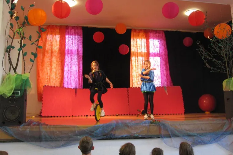 Bild: Noch Plätze frei für circusbegeisterte Kids ab 6 Jahren, die in den Ferien Akrobaten werden möchten