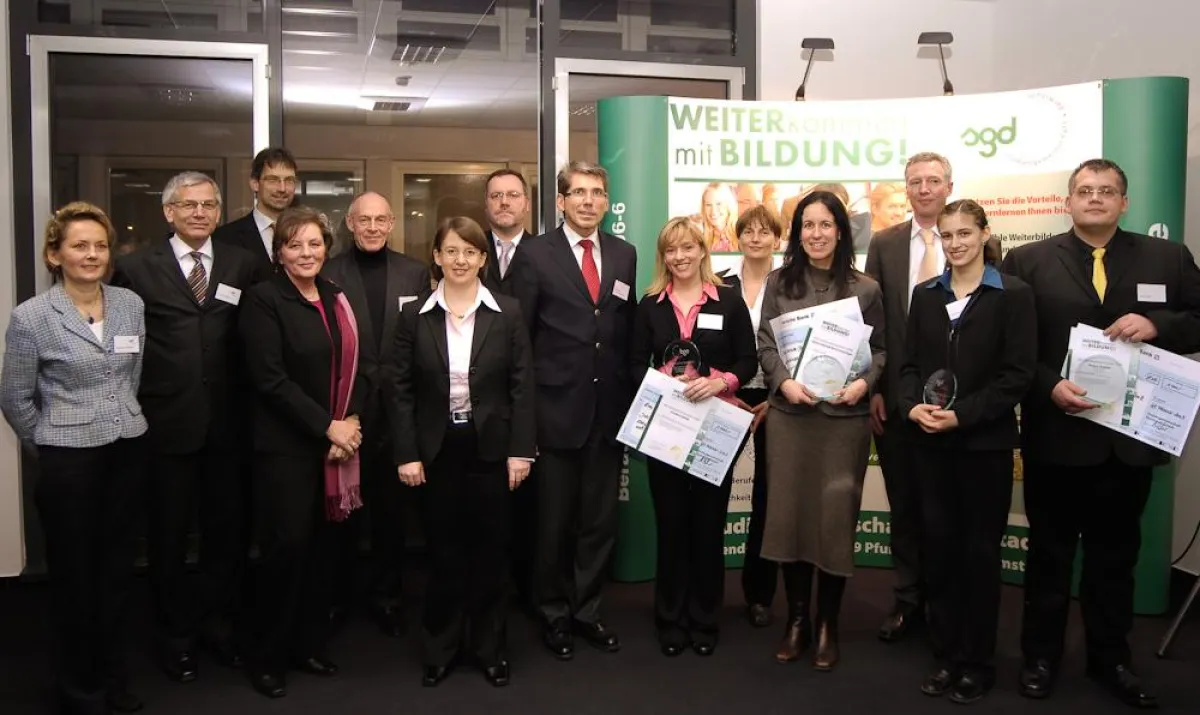 Sechs Fernschüler erhielten am Wochenende den SGD-Jubiläumspreis. Sie wurden für ihre besonderen Leistungen im Fernlernen ausgezeichnet. Im Bild die sechs Preisträger mit Laudatoren, Andreas Storm (Bi