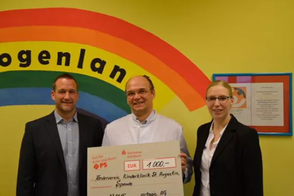 artegic sammelt mit Gesangseinlage 1.000€ für die Kinderklinik St. Augustin Bild: artegic sammelt mit Gesangseinlage 1.000€ für die Kinderklinik St. Augustin