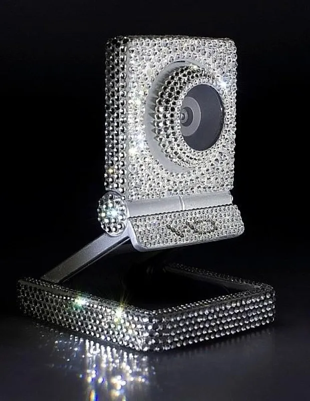 Mehr als 1.350 Swarovski-Kristalle zieren diese VICIOUS AND DIVINE Cam von SPEED-LINK