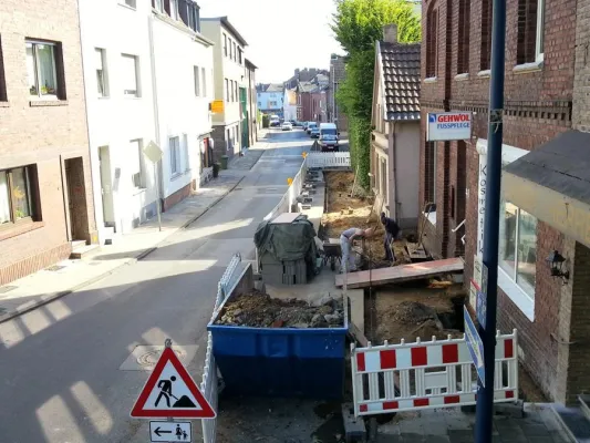 Bild: kleines Familienunternehmen baut 30m Gehweg auf eigene Kosten