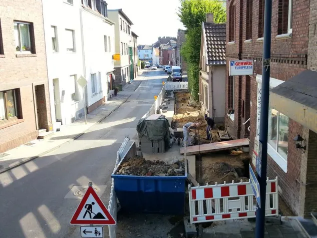 Bild: kleines Familienunternehmen baut 30m Gehweg auf eigene Kosten