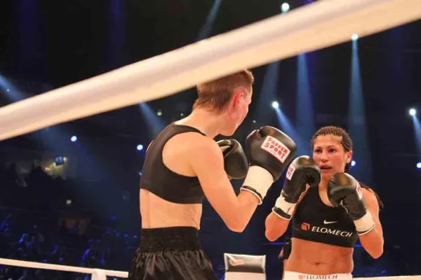 Bild: Jubel bei ELOMECH: Nadia Raoui gewinnt souverän ihren Kampf in der Kölner Lanxess Arena