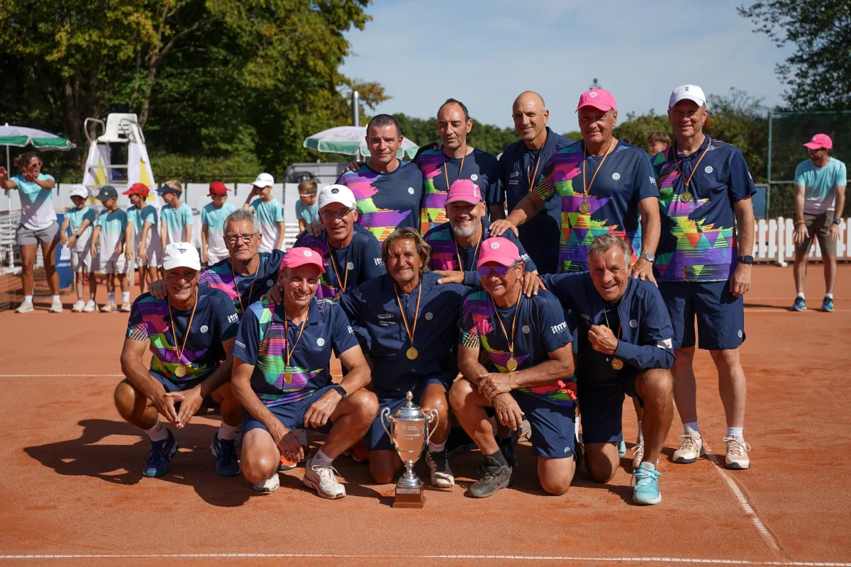 Das Siegerteam des Ober-Mörler Tennis-Clubs mit dem Pokal nach dem 5:1-Finalsieg über TC RW Hangelar (© Copyright© OMTC)